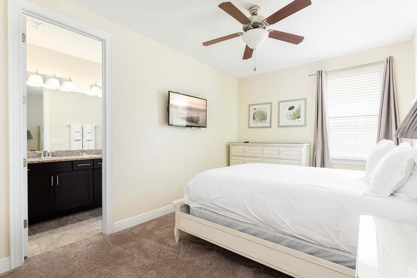 Holiday home Polished Sleek 9 Bdrm With Backyard Pool At Encore *